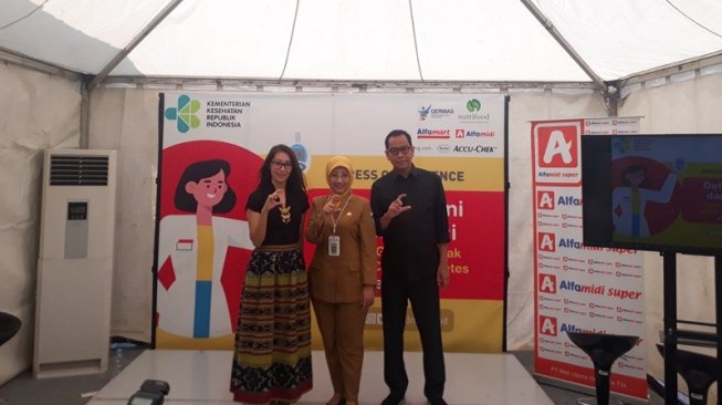 Foto Ki-Ka: Angelique Dewi, Head of Division Corporate Communication Nutrifood , dr. Dwi Oktavia Handayani, M.Epid, Kepala Bidang Pencegahan dan Pengendalian Penyakit (P2P), Dinas Kesehatan Provinsi DKI Jakarta, Nur Rachman, Corporate Communication General Manager Alfa Corporation  [Suara.com/Vessy]