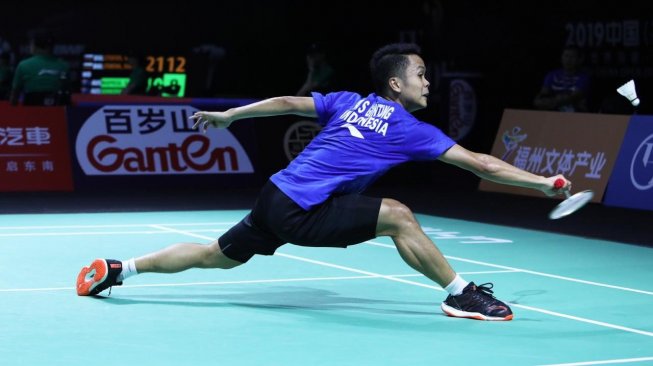 Pebulutangkis tunggal putra Indonesia, Anthony Sinisuka Ginting, terhenti di babak pertama Fuzhou China Open 2019 usai kalah dari Angus Ng Ka Long (Hong Kong), Selasa (5/11). [Humas PBSI]