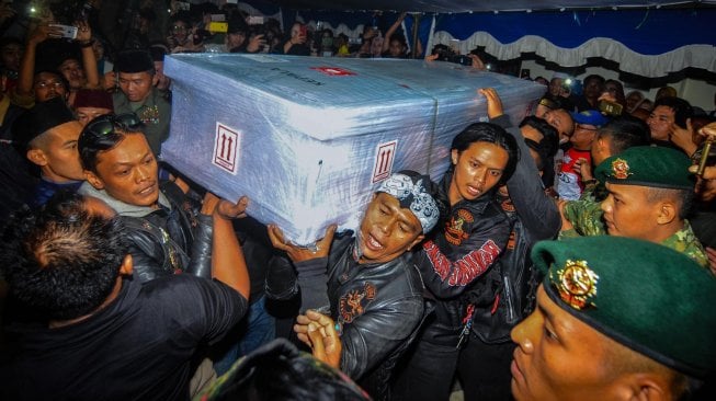 Warga mengusung peti jenazah pebalap Afridza Syach Munandar saat tiba dirumah duka di Perumahan Taman Sari, Kota Tasikmalaya, Jawa Barat, Senin (4/11). [ANTARA FOTO/Adeng Bustomi]