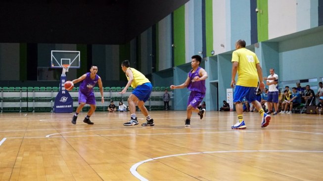 Satria Muda Pertamina Jakarta (jersey kuning) takluk dari Amartha Hangtuah dalam laga uji coba jelang IBL 2020 di GBK Arena, Senayan, Jakarta, Rabu (6/11/2019). [Suara.com/Arief Apriadi]