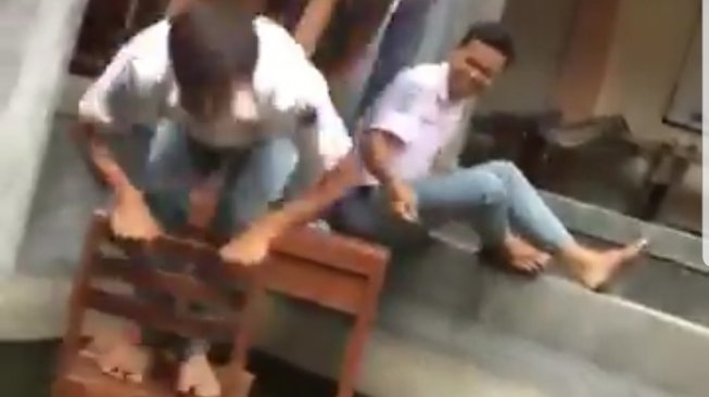 Kecebur Kolam, Kelakuan Anak IPS Ini Bikin Geleng-geleng Kepala