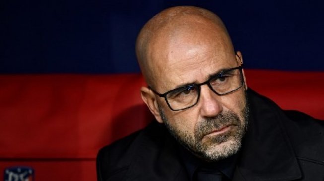 Pelatih Bayer Leverkusen Peter Bosz menyaksikan timnya berlaga di Wanda Metropolitano, pada 22 Oktober 2019 [AFP]