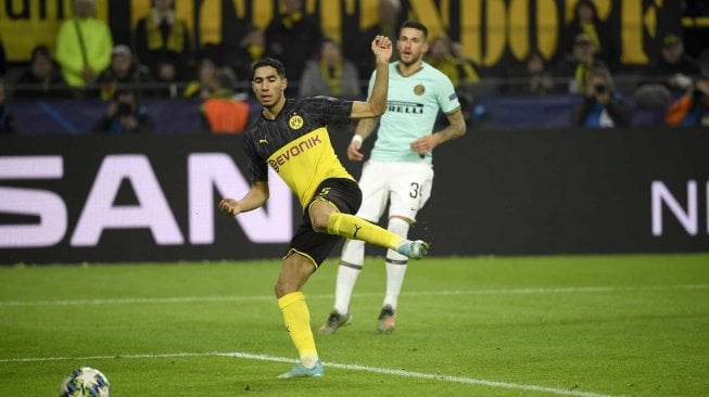 Bek Dortmund Achraf Hakimi, mencetak gol selama pertandingan sepak bola Grup F Liga Champions antara Borussia Dortmund melawan Inter Milan di Signal Iduna Park, Jerman, Rabu (6/11). dini hari WIB.
[INA FASSBENDER / AFP]