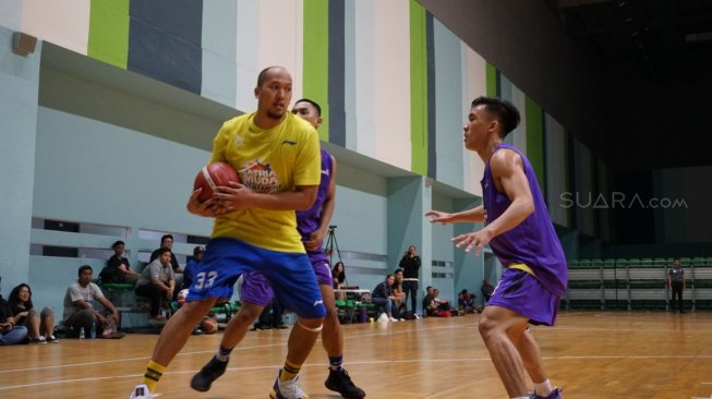 Satria Muda Pertamina Jakarta (jersey kuning) takluk dari Amartha Hangtuah dalam laga uji coba jelang IBL 2020 di GBK Arena, Senayan, Jakarta, Rabu (6/11/2019). [Suara.com/Arief Apriadi]