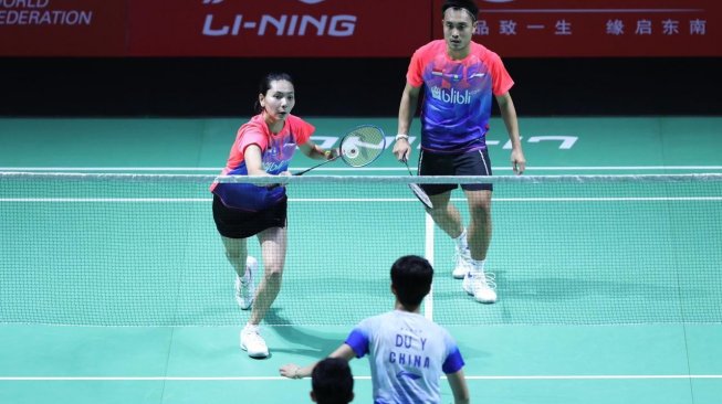 Pasangan ganda campuran Indonesia, Hafiz Faizal/Gloria Emanuelle Widjaja, harus terhenti secara prematur di Fuzhou China Open 2019 setelah kalah dari wakil tuan rumah He Ji Ting/Du Yue di babak pertama, Rabu (6/11/2019). [Humas PBSI]