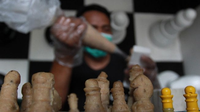 Jodi Purnama melakukan proses pencetakan pembuatan bakso daging sapi yang berbentuk bidak catur di Bintaro, Tangerang Selatan, Banten, Rabu (6/11). [ANTARA FOTO/Muhammad Iqbal]
