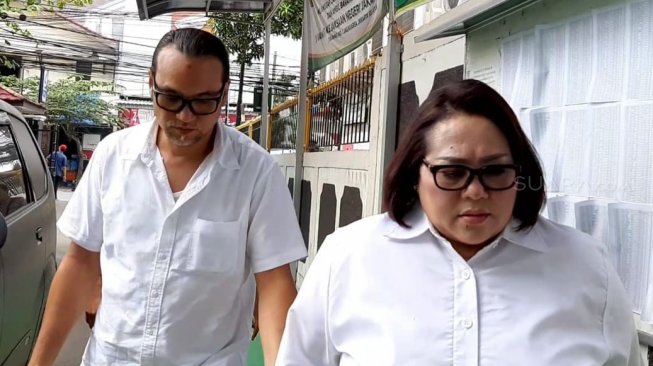 Nunung Srimulat dan suami, Iyan Sambiran kembali menjalani sidang narkoba di Pengadilan Negeri Jakarta Selatan, Rabu (6/11/2019). [Yuliani/Suara.com]