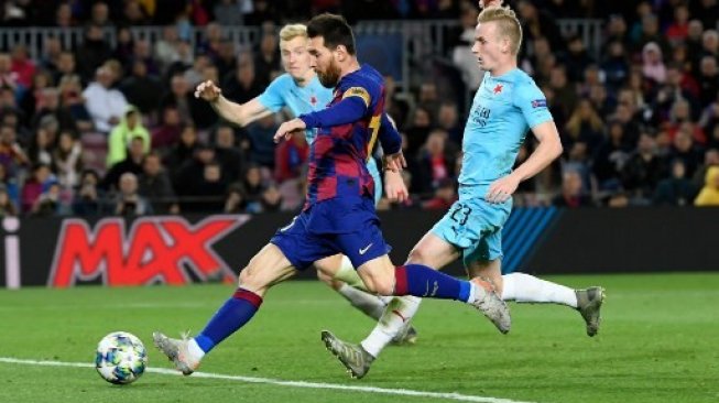 Bintang Barcelona Lionel Messi ditempel ketat dua pemain Slavia Praha Petr Sevcik (kanan) saat laga Liga Champions Gruo F di Camp Nou. LLUIS GENE / AFP