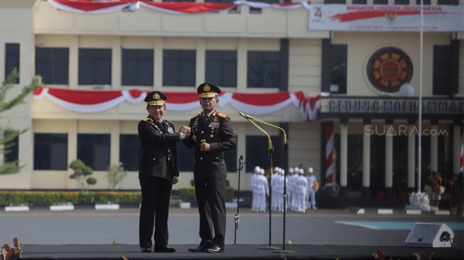 Kapolri Jendral Pol Idham Azis bersama mantan Kapolri Jendral Pol (Purn) Tito Karnavian melakukan salam komando dalam acara penyerahan panji Tribata Polri di Mako Brimob Kelapa Dua, Depok, Jawa Barat, Rabu (6/11).[Suara.com/Angga Budhiyanto]  