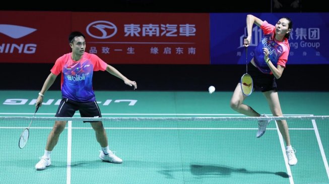 Pasangan ganda campuran Indonesia, Hafiz Faizal/Gloria Emanuelle Widjaja, harus terhenti secara prematur di Fuzhou China Open 2019 setelah kalah dari wakil tuan rumah He Ji Ting/Du Yue di babak pertama, Rabu (6/11/2019). [Humas PBSI]