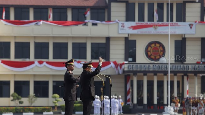 Kapolri Jendral Pol Idham Azis bersama mantan Kapolri Jendral Pol (Purn) Tito Karnavian memberi sambutan dalam acara penyerahan panji Tribata Polri di Mako Brimob Kelapa Dua, Depok, Jawa Barat, Rabu (6/11).  [Suara.com/Angga Budhiyanto]
