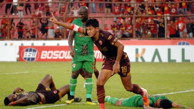 Pesepak bola PSM Makassar Rizky Pellu melakukan selebrasi usai mencetak gol ke gawang Kalteng Putra dalam lanjutan Liga 1 2019 di Stadion Andi Mattalatta, Makassar, Sulawesi Selatan, Rabu (6/11/2019). Tuan rumah PSM Makassar menang dengan skor 2-1 (1-1). ANTARA FOTO/Abriawan Abhe/foc.