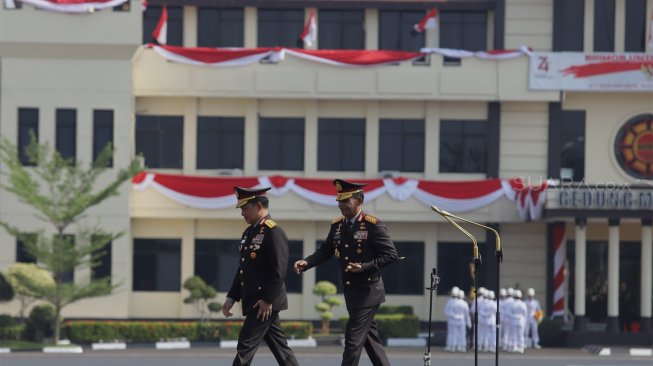 Kapolri Jendral Pol Idham Azis bersama mantan Kapolri Jendral Pol (Purn) Tito usai melakukan penyerahan panji Tribata Polri di Mako Brimob Kelapa Dua, Depok, Jawa Barat, Rabu (6/11).[Suara.com/Angga Budhiyanto]  