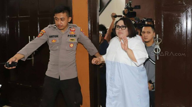 Komedian Tri Retno Prayudati alias Nunung bersiap menjalani sidang pembacaan tuntutan di Pengadilan Negeri Jakarta Selatan, Rabu (6/11). [Suara.com/Arya Manggala]