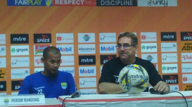 Ketgam: Pelatih kepala Persib Bandung Robert Rene Alberts (kanan) dan pemainnya Supardi Nasir (kiri) dalam jumpa pers usai laga kontra PSIS Semarang di stadion Si Jalak Harupat, Bandung, Jawa Barat, Rabu (6/11/2019), malam. Persib menang tipis 2-1 dari tamunya PSIS dalam laga itu. [Suara.com/Aminuddin]