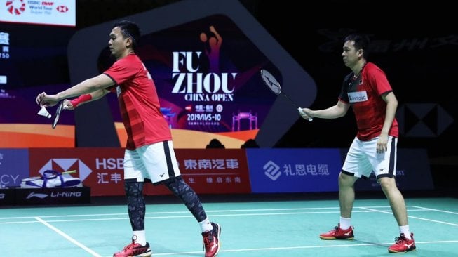 Pasangan ganda putra Indonesia, Hendra Setiawan/Mohammad Ahsan, melaju ke babak kedua Fuzhou China Open 2019 setelah menundukkan Wang Chi-Lin/Lee Yang (China Taipei), Rabu (6/11). [Humas PBSI]