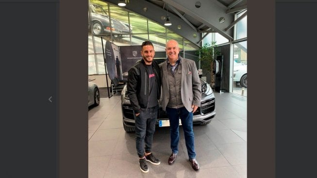 Koke mengabadikan diri di dealer Porsche Madrid Oeste [Twitter: @PorscheMadrid].