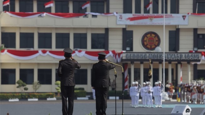 Kapolri Jendral Pol Idham Azis bersama mantan Kapolri Jendral Pol (Purn) Tito Karnavian melakukan penghormatan kepada panji Tribata dalam acara penyerahan panji Tribata Polri di Mako Brimob Kelapa Dua, Depok, Jawa Barat, Rabu (6/11). [Suara.com/Angga Budhiyanto]
