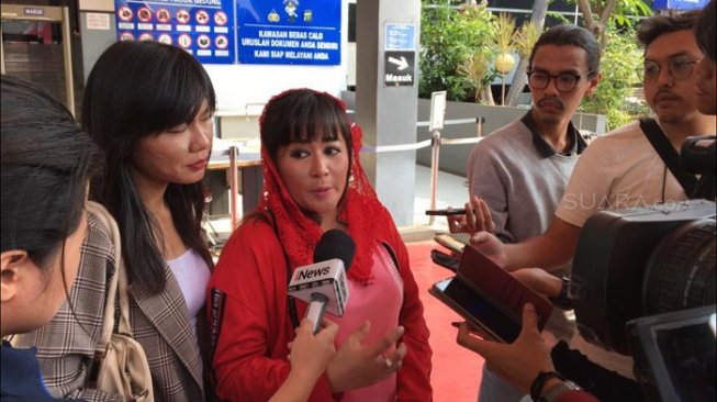Politikus PDIP Dewi Tanjung melaporkan penyidik senior Komisi Pemberantasan Korupsi (KPK) Novel Baswedan ke polisi, atas dugaan penyebaran berita bohong. [Suara.com/Yosea Arga Pramudita]