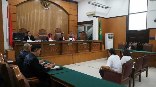 Komedian Tri Retno Prayudati alias Nunung bersama suaminya July Jan Sambiran bersiap menjalani sidang pembacaan tuntutan di Pengadilan Negeri Jakarta Selatan, Rabu (6/11). [Suara.com/Arya Manggala]