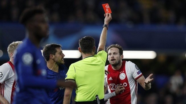 Pemain Ajax Amsterdam diganjar kartu merah saat bertandang ke kandang Chelsea di laga lanjutan Liga Champions, Rabu (6/11/2019). (Foto: AFP)