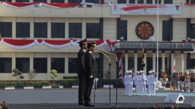 Kapolri Jendral Pol Idham Azis bersama mantan Kapolri Jendral Pol (Purn) Tito Karnavian memberi sambutan dalam acara penyerahan panji Tribata Polri di Mako Brimob Kelapa Dua, Depok, Jawa Barat, Rabu (6/11).  [Suara.com/Angga Budhiyanto]
