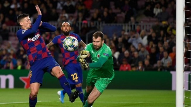 Aksi kiper Slavia Praha, Ondrej Kolar saat membendung serangan pemain Barcelona di Liga Champions. (JOSEP LAGO / AFP)