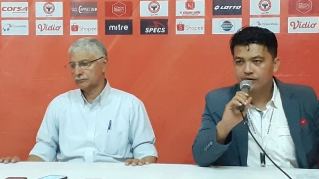 Pelatih Persija Jakarta Edson Tavares (kiri) hadiri jumpa pers usai laga kontra Semen Padang di Stadion Haji Agus Salim, Kamis (7/11/2019) (ANTARA/ Mario Sofia Nasution)