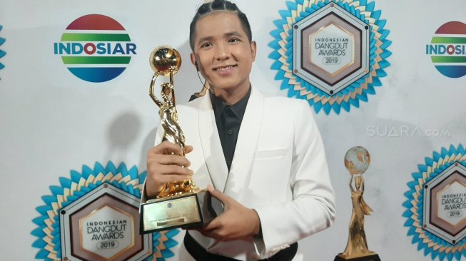 Jirayut raih penghargaan Penyanyi Pendatang Baru Terpopuler di ajang Indonesian Dangdut Awards 2019. [Evi Ariska/Suara.com]