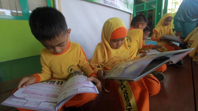 
Sejumlah siswa belajar diluar kelas di Raudhatul Athfal (RA) Terpadu Al Islah Kota Gorontalo, Gorontalo, Kamis (7/11). [ANTARA FOTO/Adiwinata Solihin]