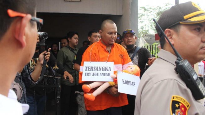 Rekonstruksi Ayah Tiri Aniaya Balita Hingga Tewas, Memancing Emosi Warga