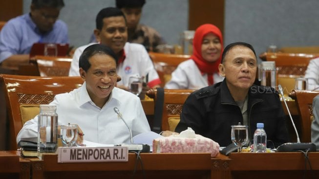 Menteri Pemuda dan Olahraga Zainudin Amali bersama Ketua Umum PSSI Periode 2019-2023 Mochamad Iriawan mengikuti rapat kerja dengan Komisi X DPR di Kompleks Parlemen, Jakarta, Kamis (7/11). [Suara.com/Arya Manggala]