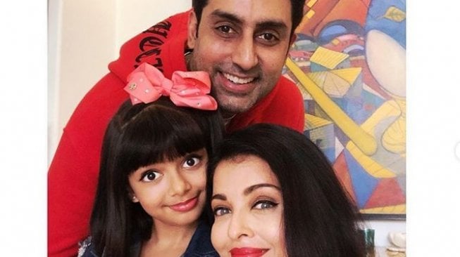 Abhishek Bachan bersama Aishwarya Rai dan putrinya Aaradhya. [Instagram]