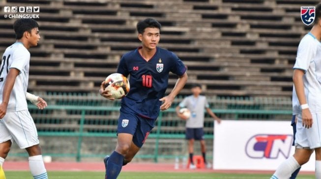 Aksi striker Timnas Thailand U-19, Suphanat Mueanta saat membobol gawang Kep Mariana Utara dalam kemenangan 21-0. (Twitter/@Changsuek_TH)