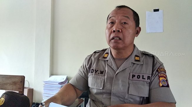 Kasubag Humas Polres Sleman, Iptu Edy Widaryanto saat diwawancarai di ruang kerjanya, Kamis (7/11/2019). (Suara.com/Baktora)