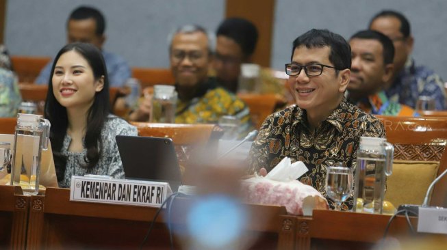 Menteri Pariwisata dan Ekonomi Kreatif Wishnutama Kusubandio didampingi Wakil Menteri Angela Tanoesoedibjo mengikuti rapat kerja dengan Komisi X DPR di Kompleks Parlemen, Jakarta, Kamis (7/11). [Suara.com/Arya Manggala]
