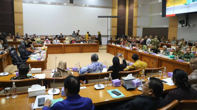 Menteri Agama Fachrul Razi saat mengikuti rapat kerja dengan Komisi VIII DPR di Kompleks Parlemen, Jakarta, Kamis (7/11). [Suara.com/Arya Manggala]