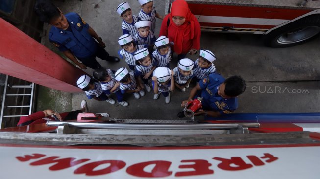 Anak-anak TK Al-Izhar melakukan simulasi pemadaman api di Kantor Dinas Pemadam Kebakaran, Pasar Minggu, Jakarta Selatan, Kamis (7/11). [Suara.com/Angga Budhiyanto]