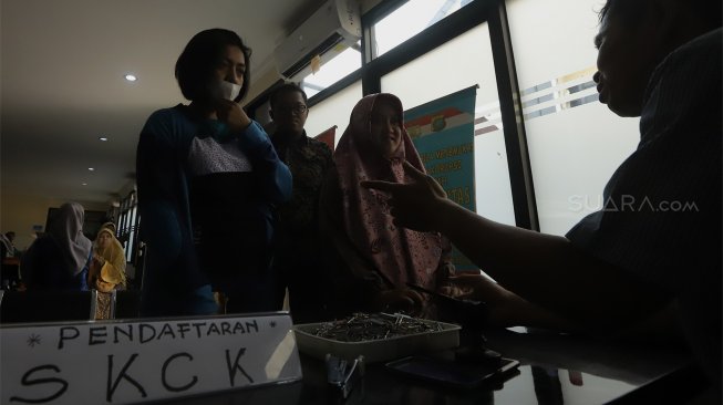 Petugas melayani pemohon penerbitan Surat Keterangan Catatan Kepolisian (SKCK) di kantor pelayanan SKCK Polres  Jakarta Selatan, Kamis (7/11). [Suara.com/Angga Budhiyanto]