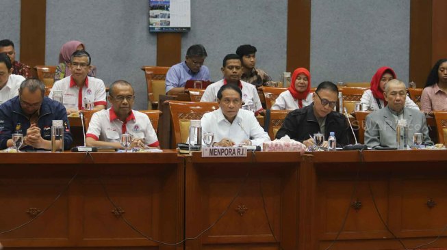 Menteri Pemuda dan Olahraga Zainudin Amali bersama Ketua Umum PSSI Periode 2019-2023 Mochamad Iriawan mengikuti rapat kerja dengan Komisi X DPR di Kompleks Parlemen, Jakarta, Kamis (7/11). [Suara.com/Arya Manggala]