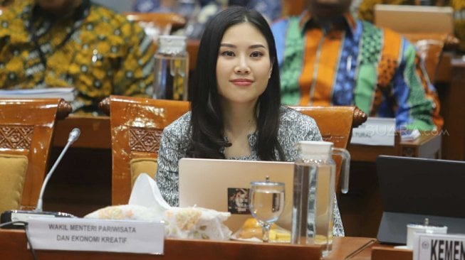 Wakil Menteri Angela Tanoesoedibjo mengikuti rapat kerja dengan Komisi X DPR di Kompleks Parlemen, Jakarta, Kamis (7/11). [Suara.com/Arya Manggala]
