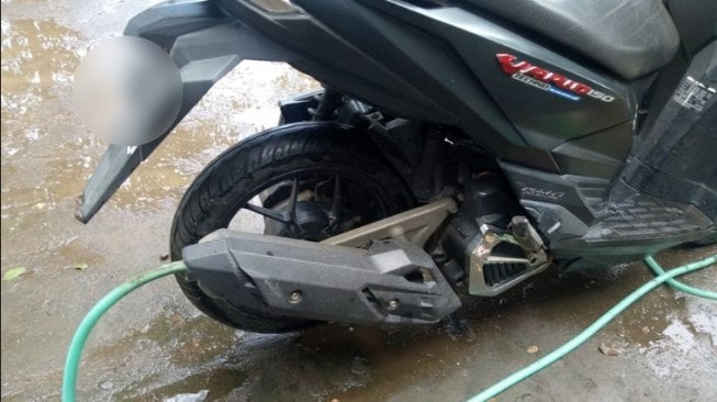 Motor Ini Jadi Korban Iseng Digelonggong Air, Pelakunya Malah Bikin Gemas