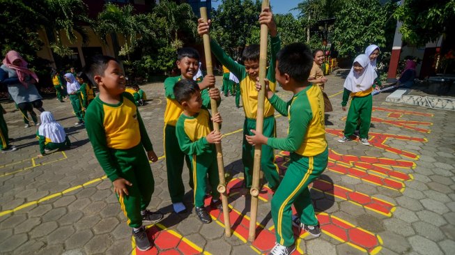 Murid SD Kartika X-1 bermain lompat karet saat program sehari belajar diluar kelas di Bandung, Jawa Barat, Kamis (7/11). [ANTARA FOTO/Raisan Al Farisi]