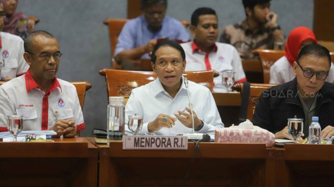 Menteri Pemuda dan Olahraga Zainudin Amali bersama Ketua Umum PSSI Periode 2019-2023 Mochamad Iriawan mengikuti rapat kerja dengan Komisi X DPR di Kompleks Parlemen, Jakarta, Kamis (7/11). [Suara.com/Arya Manggala]