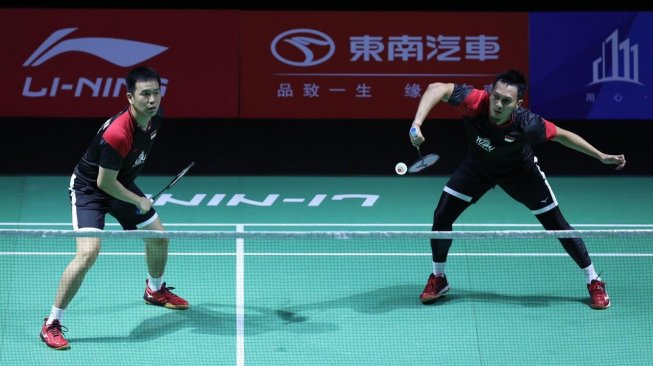 Pasangan ganda putra Indonesia, Hendra Setiawan/Mohammad Ahsan, melaju ke babak perempat final Fuzhou China Open 2019 usai mengalahkan Zhang Nan/Ou Xuan Yi (China), Kamis (7/11). [Humas PBSI]