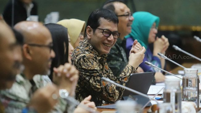 Menteri Pariwisata dan Ekonomi Kreatif Wishnutama Kusubandio didampingi Wakil Menteri Angela Tanoesoedibjo mengikuti rapat kerja dengan Komisi X DPR di Kompleks Parlemen, Jakarta, Kamis (7/11). [Suara.com/Arya Manggala]
