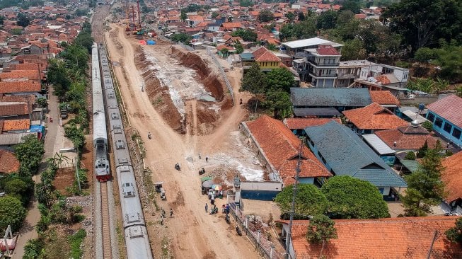 Foto udara SMPN 1 Ngamprah yang terdampak proyek kereta cepat Jakarta-Bandung di Padalarang, Kabupaten Bandung Barat, Jawa Barat, Kamis (7/11). [ANTARA FOTO/Raisan Al Farisi]