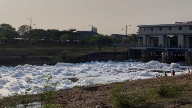 Geger Lagi! Kali Banjir Kanal Timur 'Bersalju'