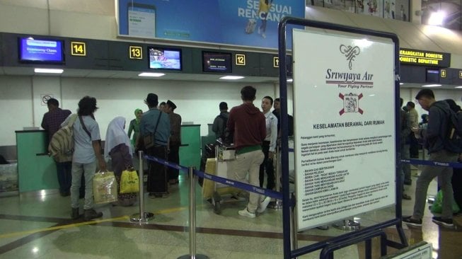 Kisruh Garuda dan Sriwijaya, Calon Penumpang Menumpuk di Bandara Juanda