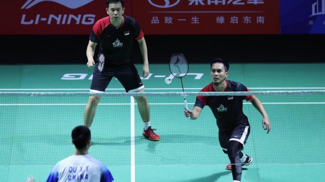 Pasangan ganda putra Indonesia, Hendra Setiawan/Mohammad Ahsan, melaju ke babak perempat final Fuzhou China Open 2019 usai mengalahkan Zhang Nan/Ou Xuan Yi (China), Kamis (7/11). [Humas PBSI]